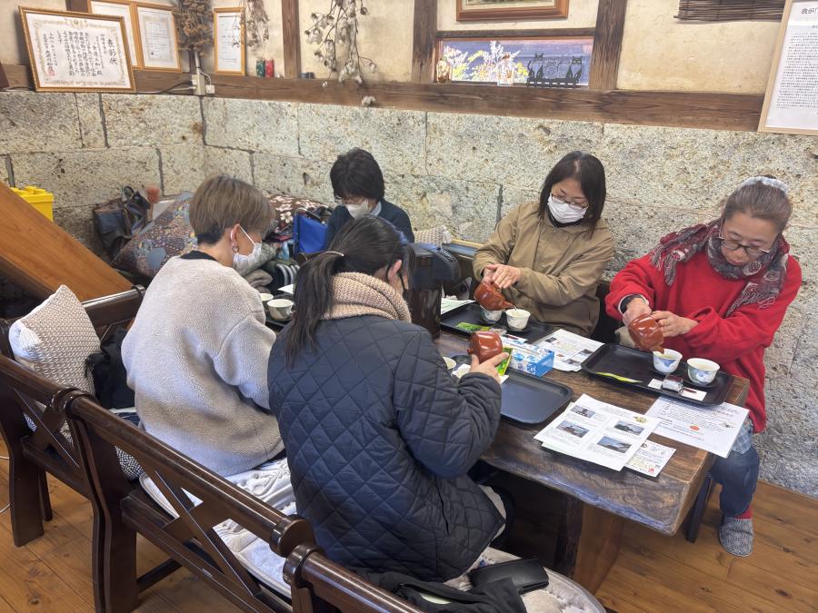 お茶入れ体験の様子