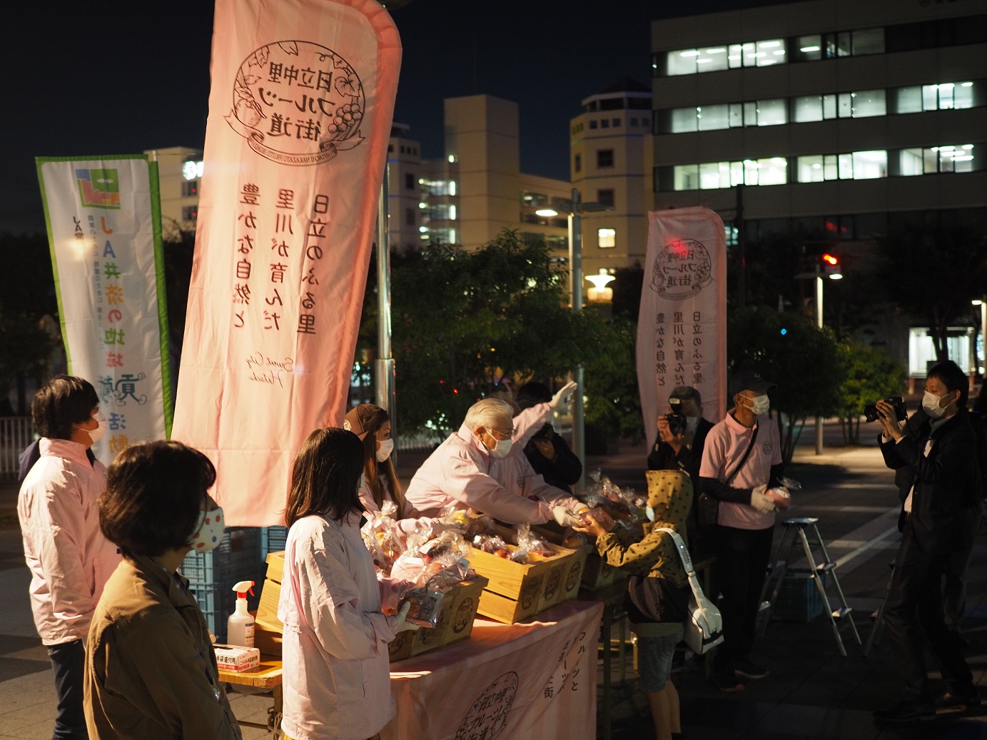 写真3：JR日立駅前でのリンゴ無償配布のようす