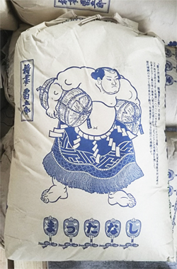 写真２：稲妻雷五郎という力士のイラストがデザインされた米袋
