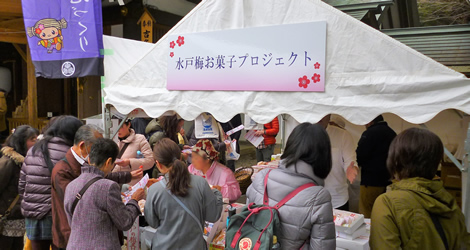 写真：梅酒祭りでウメ菓子を販売