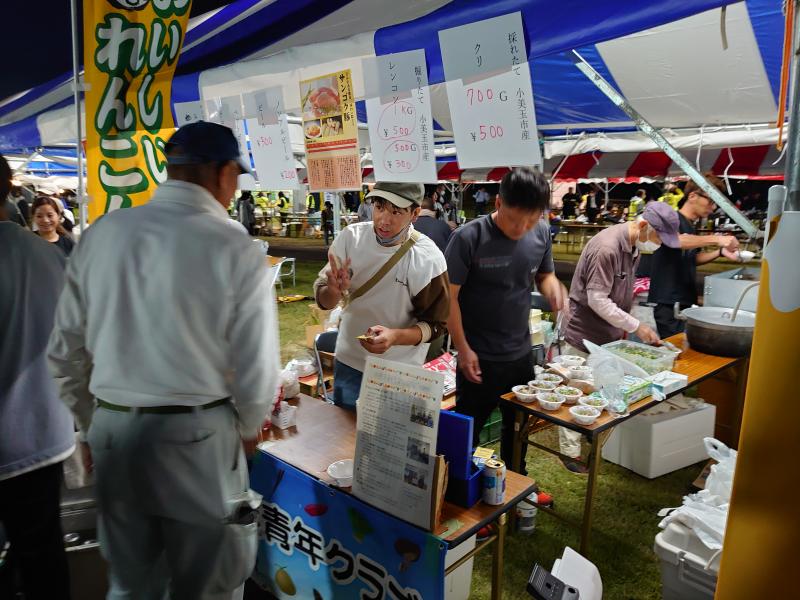 懸命に接客を行うクラブ員の様子