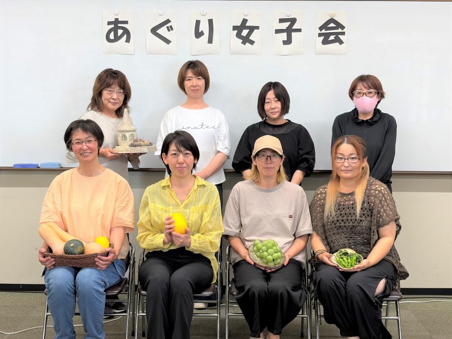 講師(前列左から2番目)と参加者