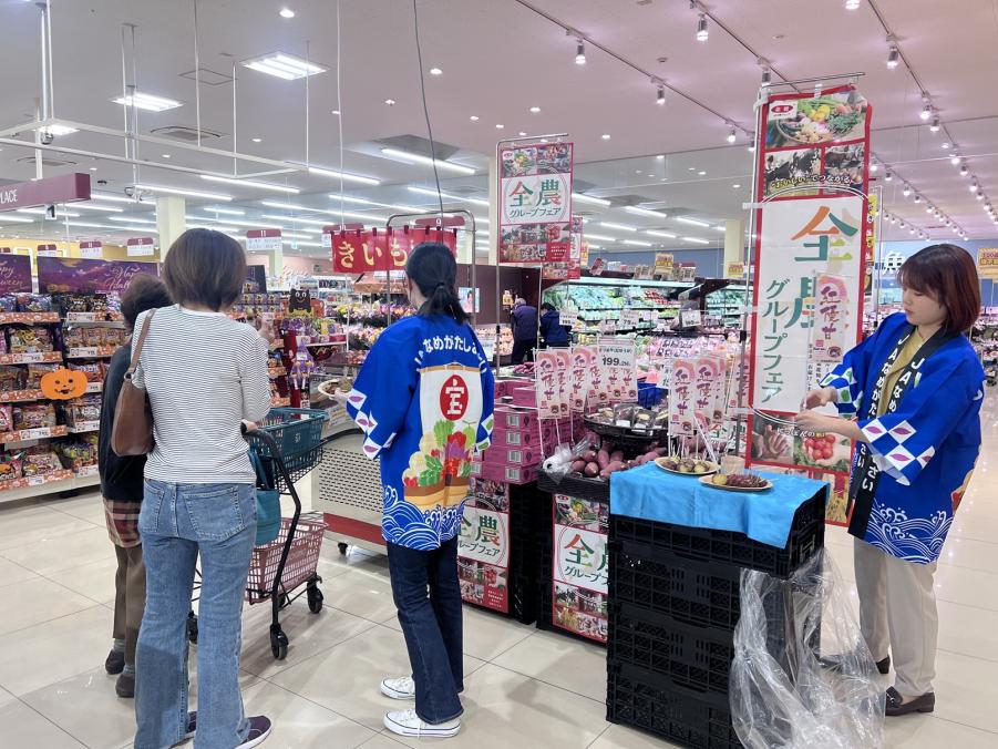 お芋の試食の様子