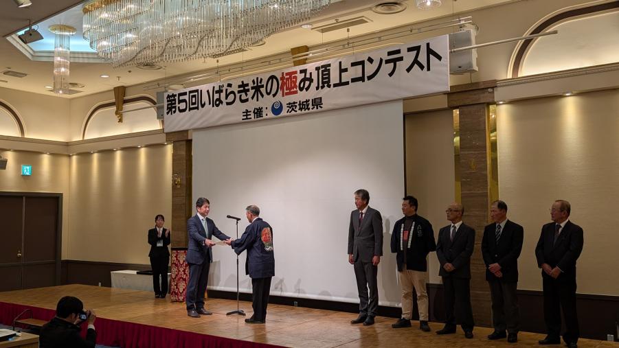 第5回最終審査会及び表彰式　賞状授与