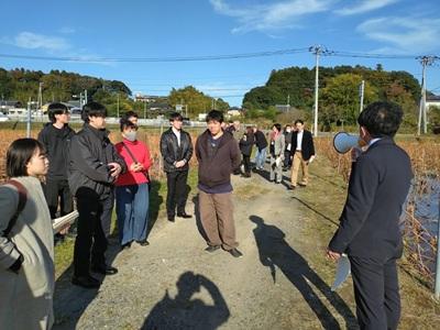 意見交換する参加者