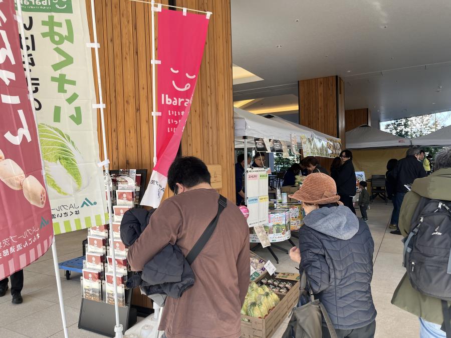 野菜を購入する来場者