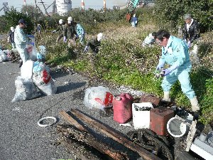 平成22年度不法投棄廃棄物のボランティア撤去の様子1