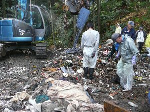 平成22年度不法投棄廃棄物のボランティア撤去の様子2