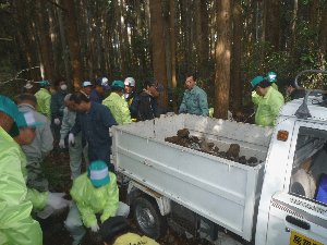 平成22年度不法投棄廃棄物のボランティア撤去の様子4
