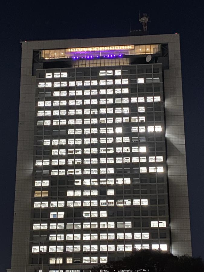 R7パープルライトアップ外観